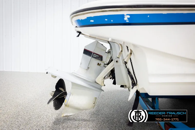 Slide: The Image of 1993 Excel 20SX boat with outboard motor in a showroom. - 41