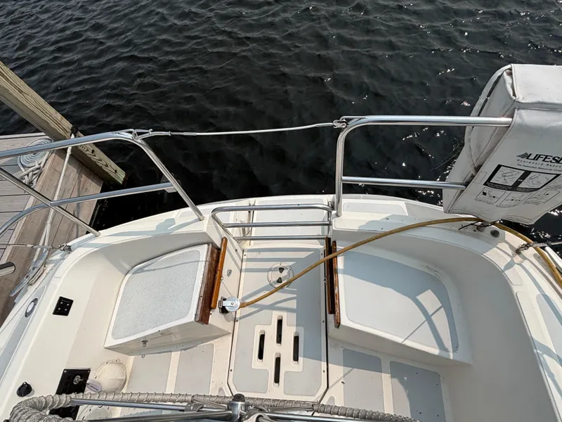 Slide: The Image of 1990 Hunter 33.5 sailboat stern view with lifebuoy and dockside mooring. - 21