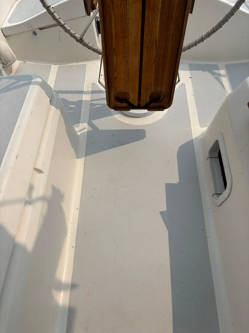 Slide: The Image of Cockpit of a 1990 Hunter 33.5 sailboat with wooden tiller and clean deck. - 28
