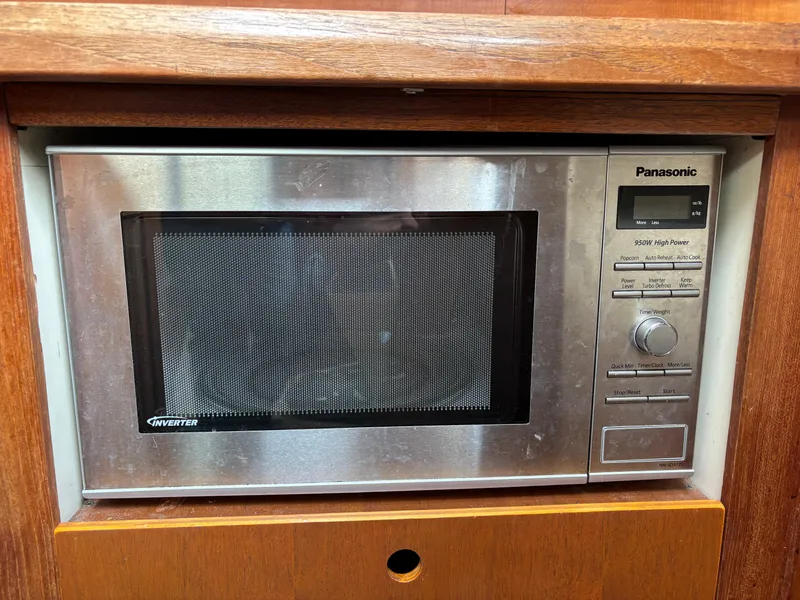 Slide: The Image of Hunter 33.5 1990 - 50