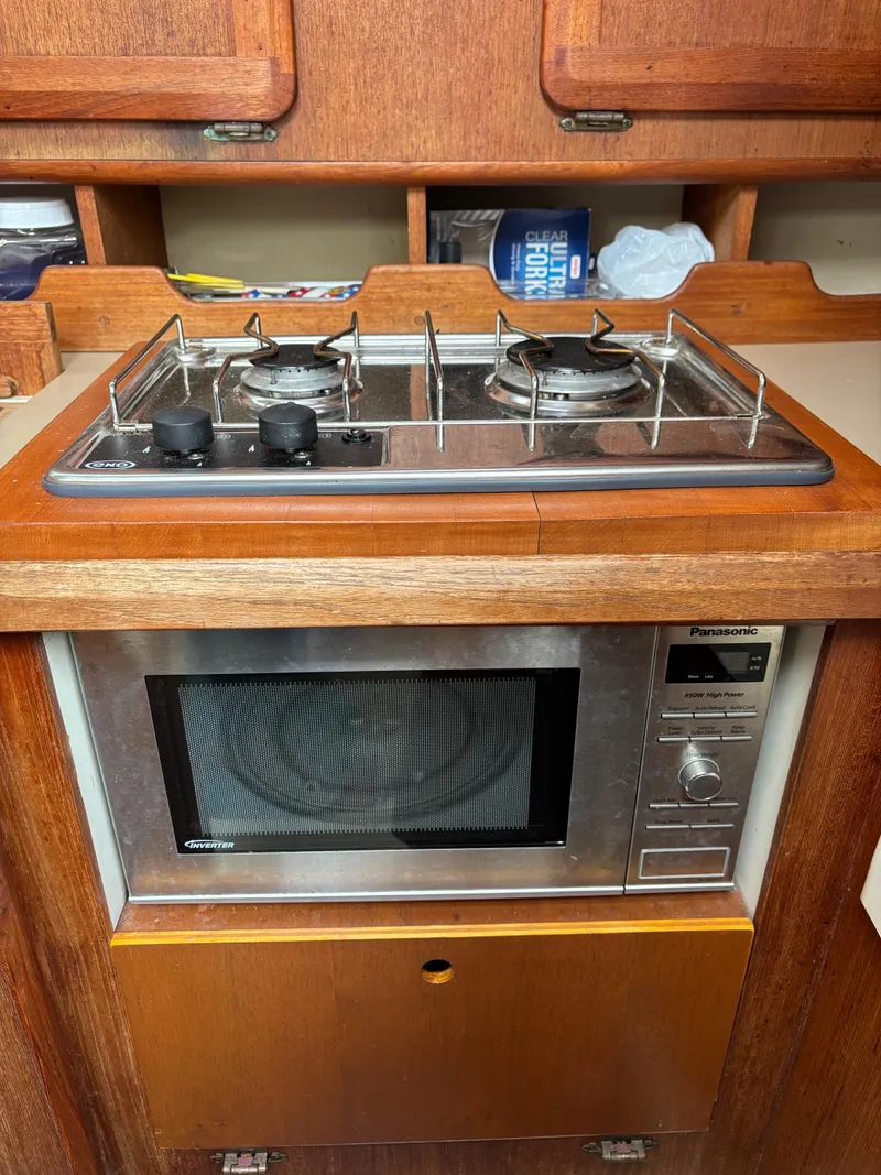 Slide: The Image of Hunter 33.5 1990 - 51