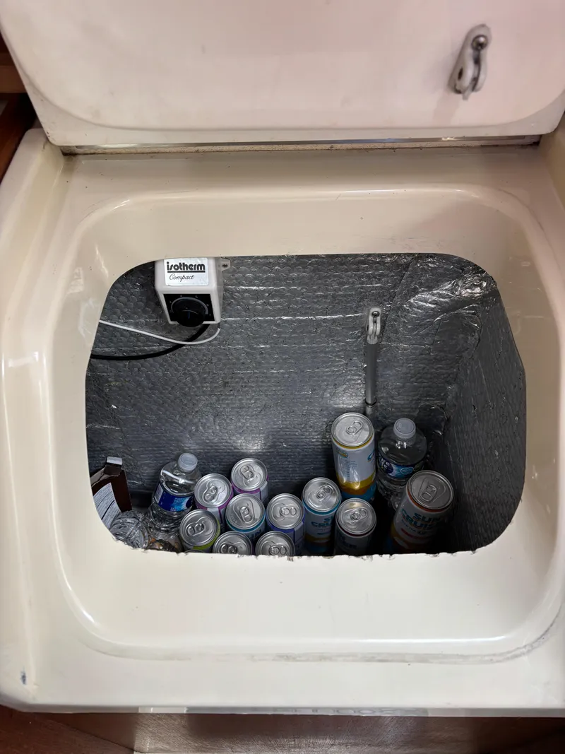 Slide: The Image of Hunter 33.5 1990 - 52