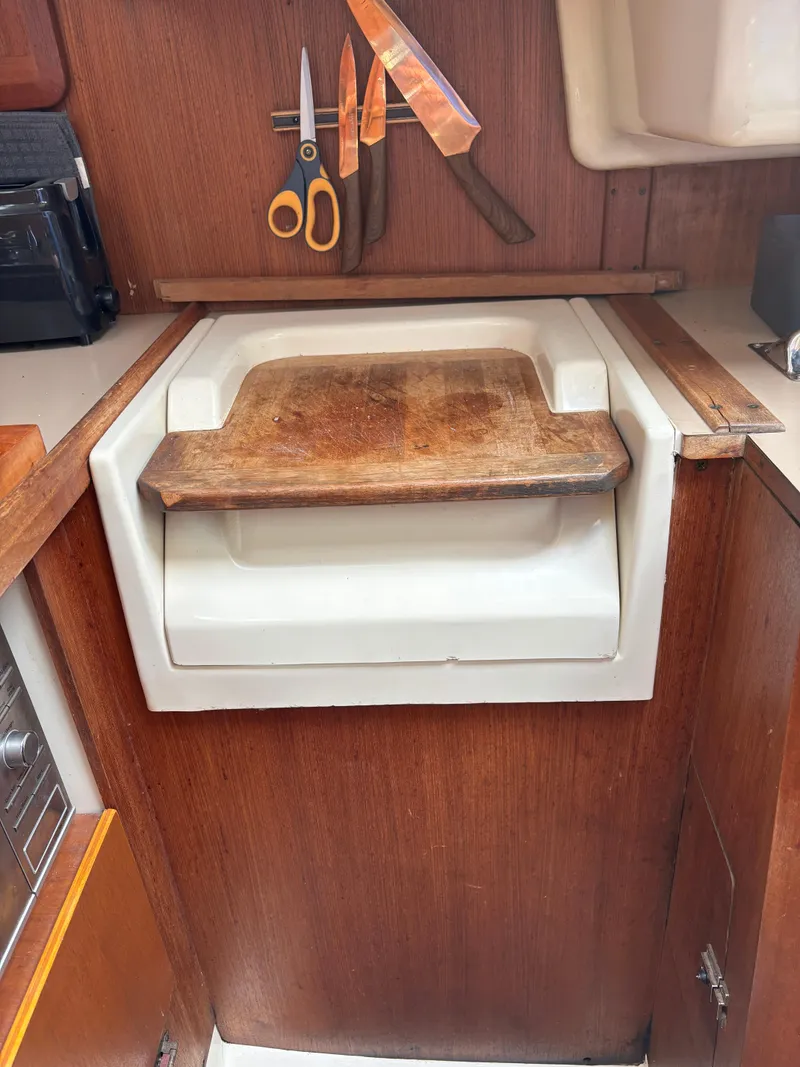 Slide: The Image of Hunter 33.5 1990 - 54