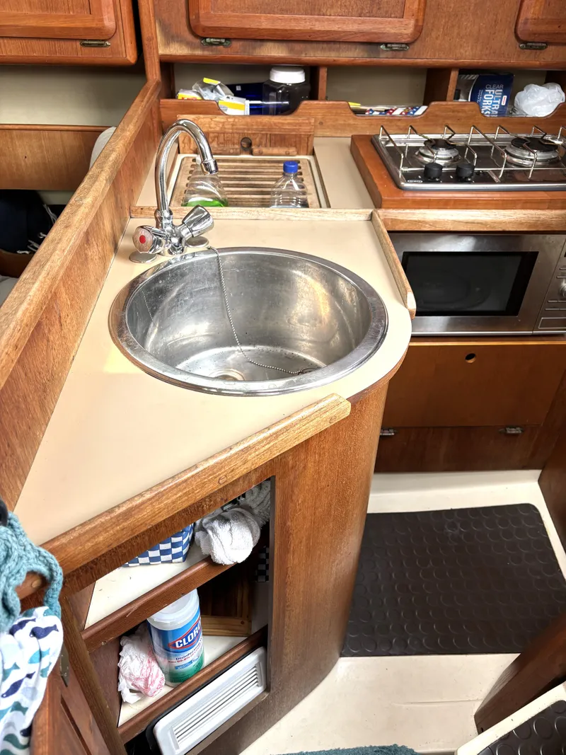 Slide: The Image of Hunter 33.5 1990 - 55