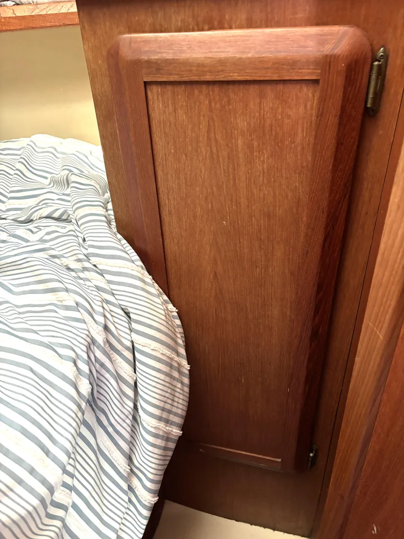 Slide: The Image of Hunter 33.5 1990 - 57