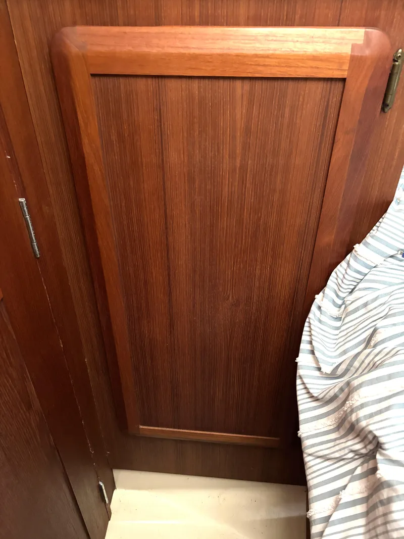 Slide: The Image of Hunter 33.5 1990 - 59