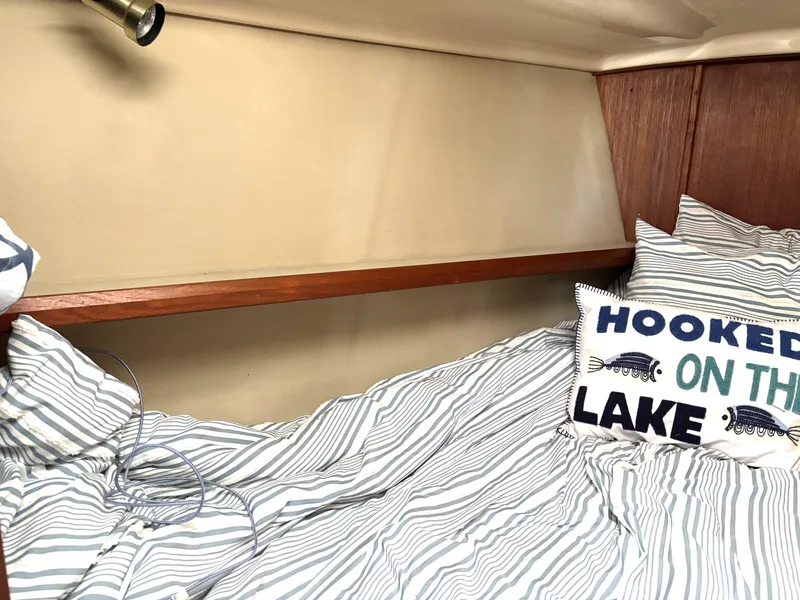 Slide: The Image of Hunter 33.5 1990 - 62