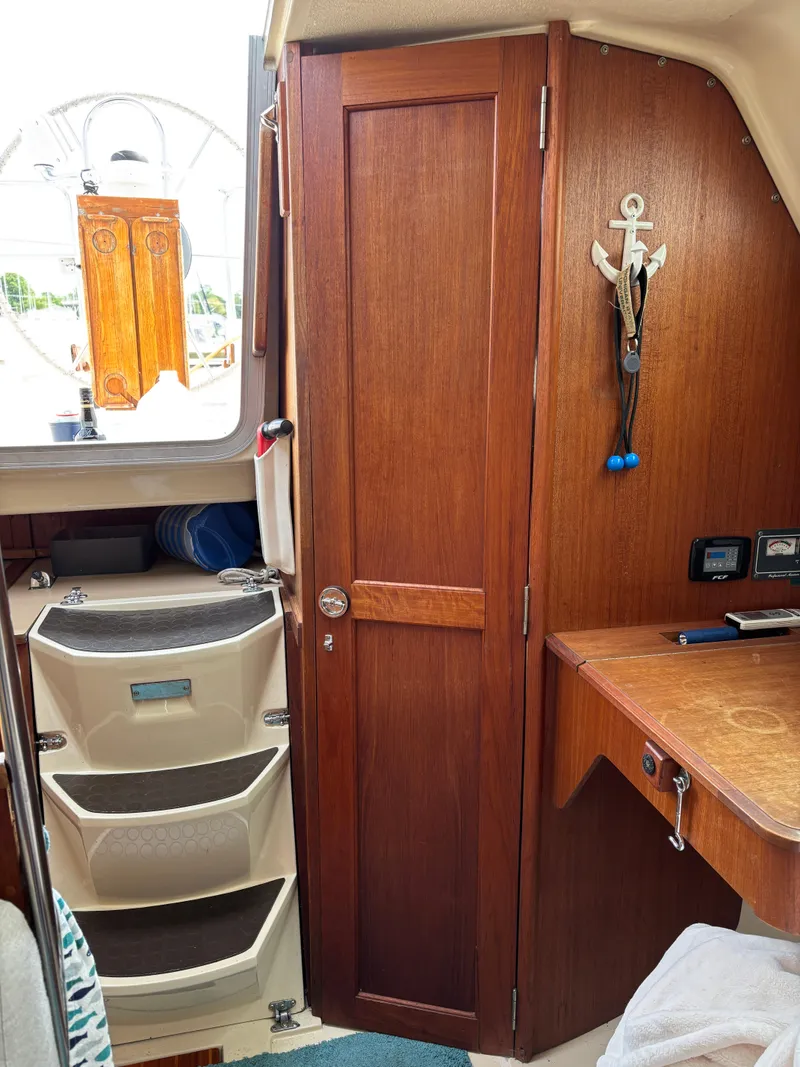 Slide: The Image of Hunter 33.5 1990 - 63