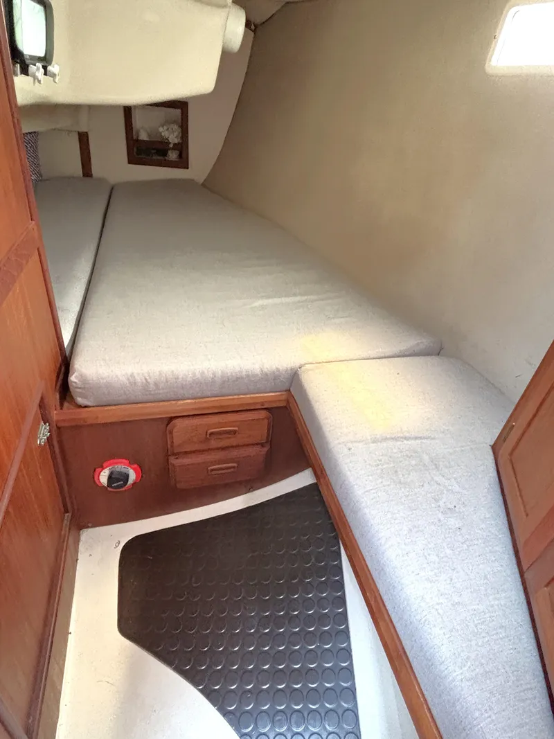 Slide: The Image of Hunter 33.5 1990 - 64