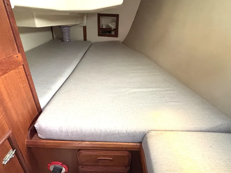 Slide: The Image of Hunter 33.5 1990 - 65