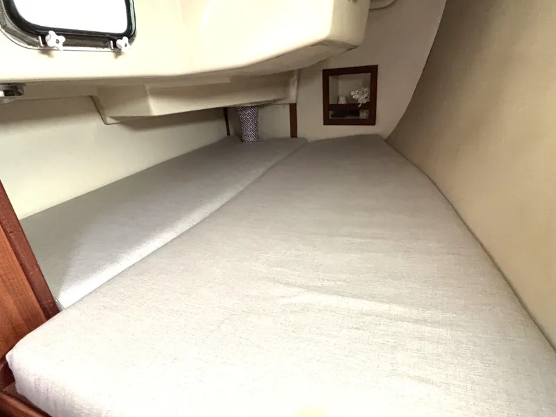 Slide: The Image of Hunter 33.5 1990 - 66