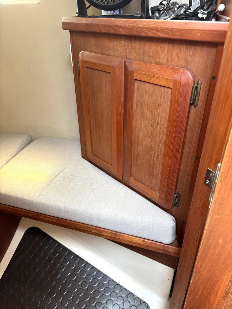 Slide: The Image of Hunter 33.5 1990 - 68