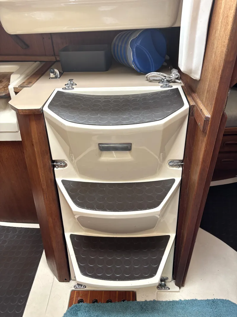 Slide: The Image of Hunter 33.5 1990 - 69