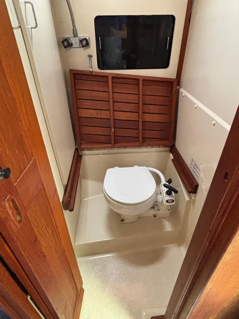 Slide: The Image of Hunter 33.5 1990 - 71