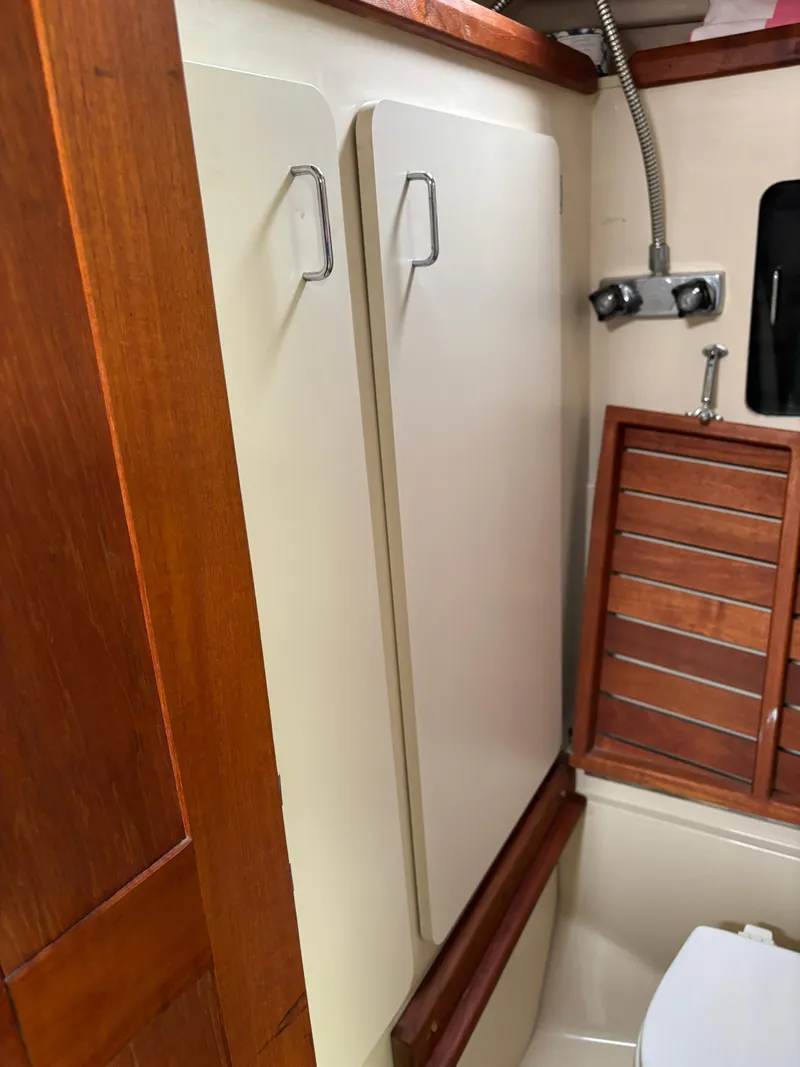 Slide: The Image of Hunter 33.5 1990 - 72