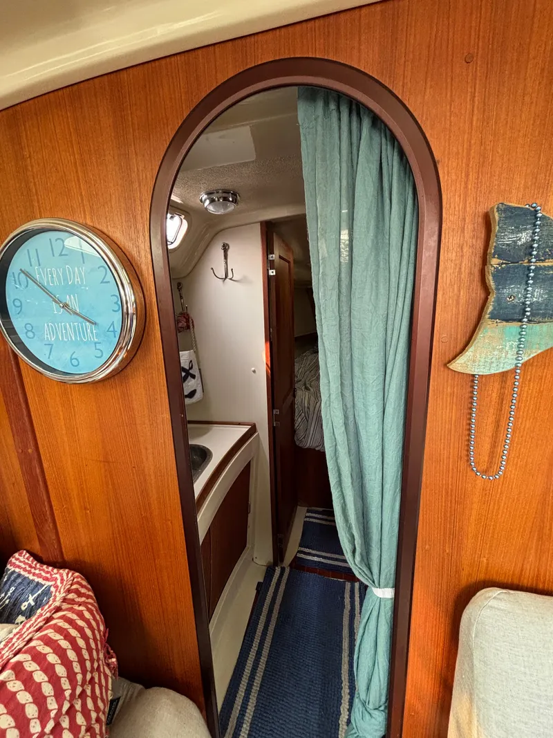 Slide: The Image of Hunter 33.5 1990 - 73