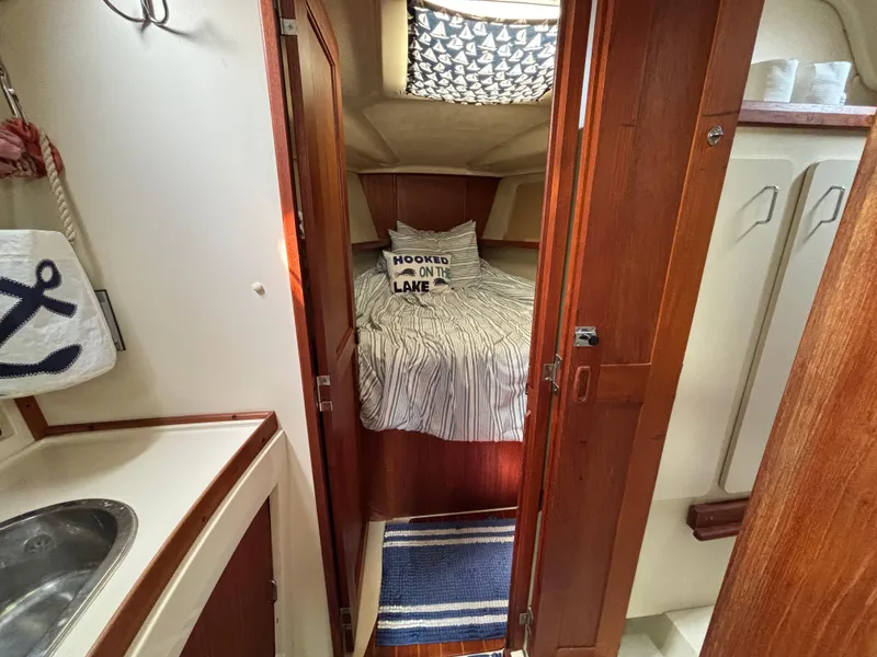 Slide: The Image of Hunter 33.5 1990 - 74