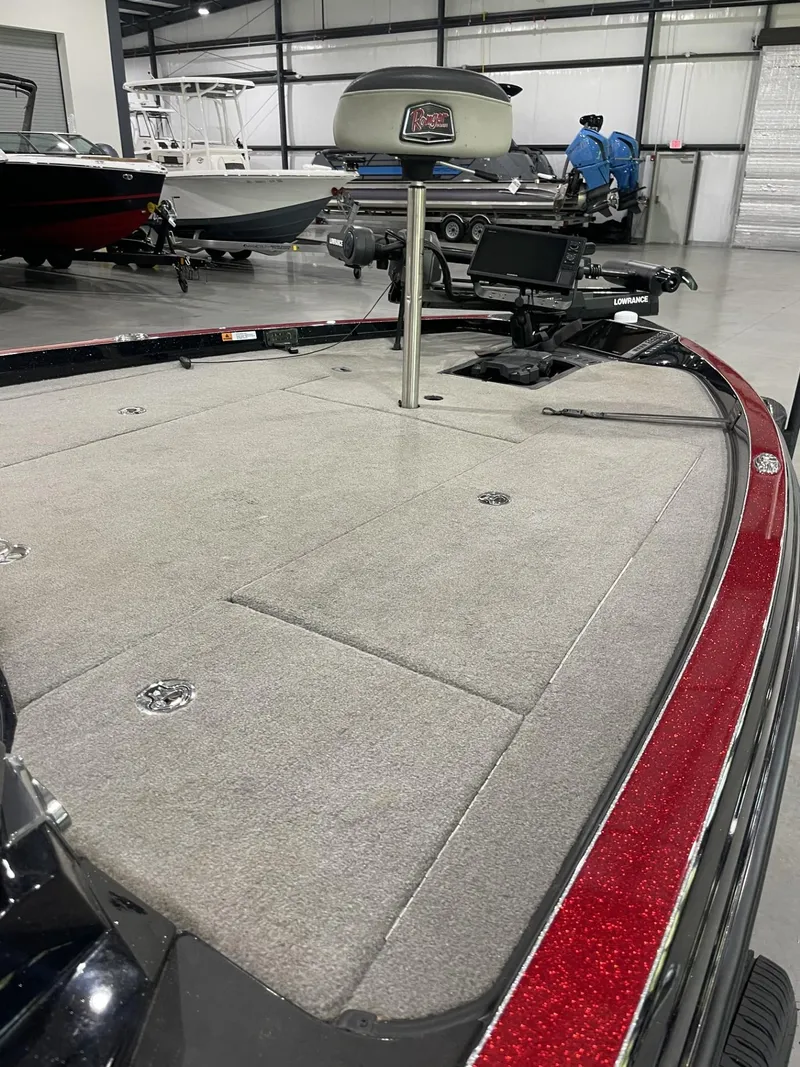 Slide: The Image of 2021 Ranger Z521L boat with spacious deck in a showroom. - 6