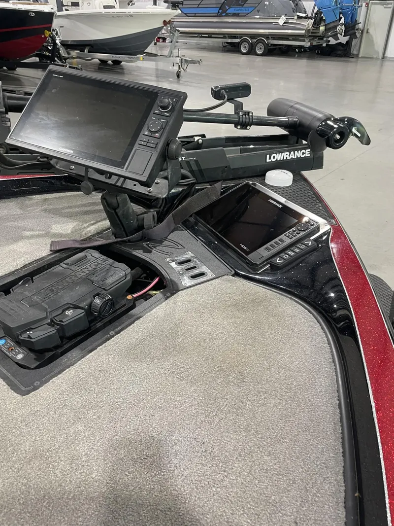 Slide: The Image of 2021 Ranger Z521L boat with Lowrance electronics and control panel in a showroom. - 7