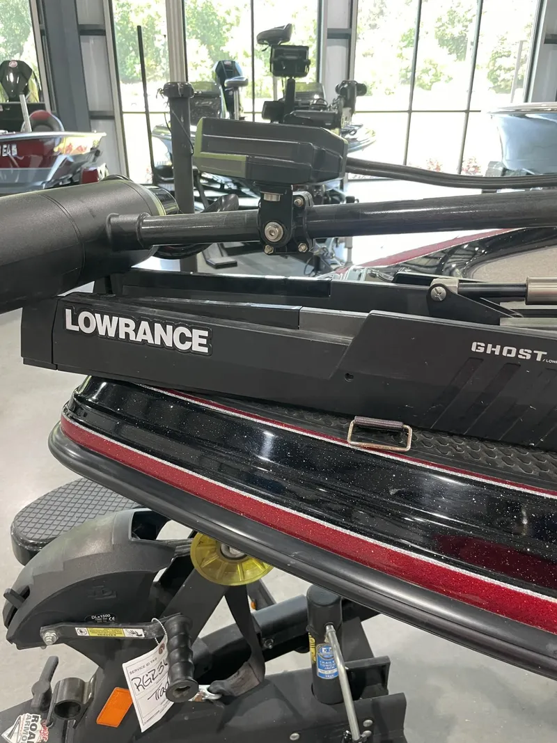 Slide: The Image of 2021 Ranger Z521L boat with Lowrance Ghost trolling motor in showroom. - 8