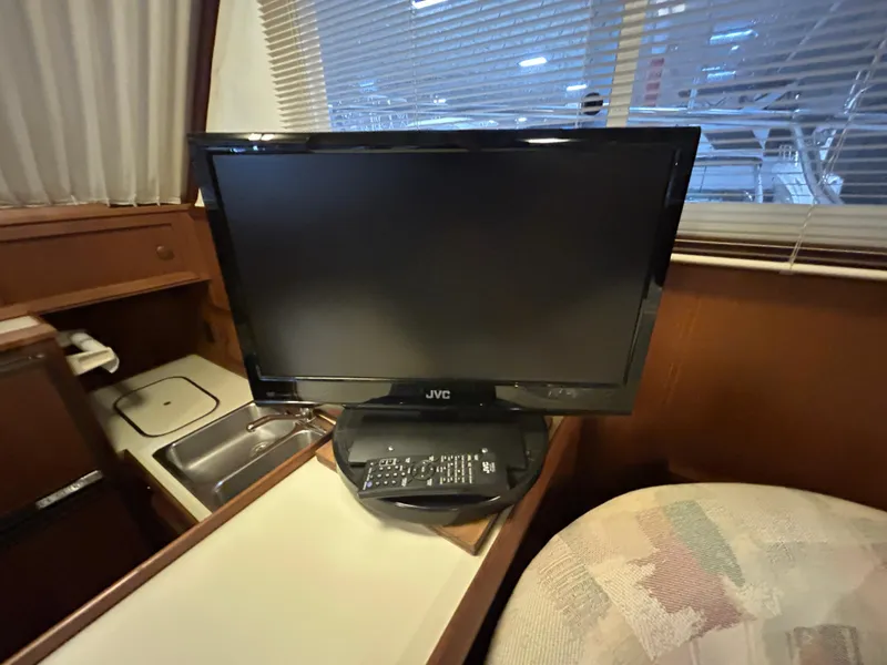 Slide: The Image of 1987 Chris-Craft 362 Catalina for Sale by Lucas Sochacki at Parma Marine (440) 915-8995 - 17