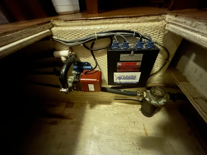 Slide: The Image of 1987 Chris-Craft 362 Catalina for Sale by Lucas Sochacki at Parma Marine (440) 915-8995 - 66