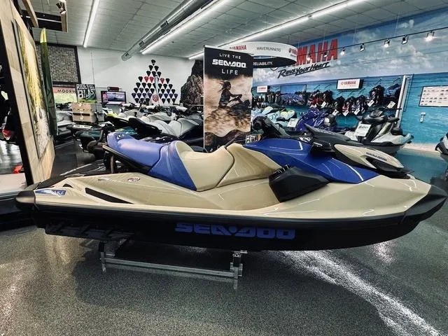 Slide: The Image of Sea-Doo Wake™ 170 BRP Premium Audio, iDF, iBR 2025 - 1