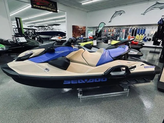 Slide: The Image of Sea-Doo Wake™ 170 BRP Premium Audio, iDF, iBR 2025 - 4