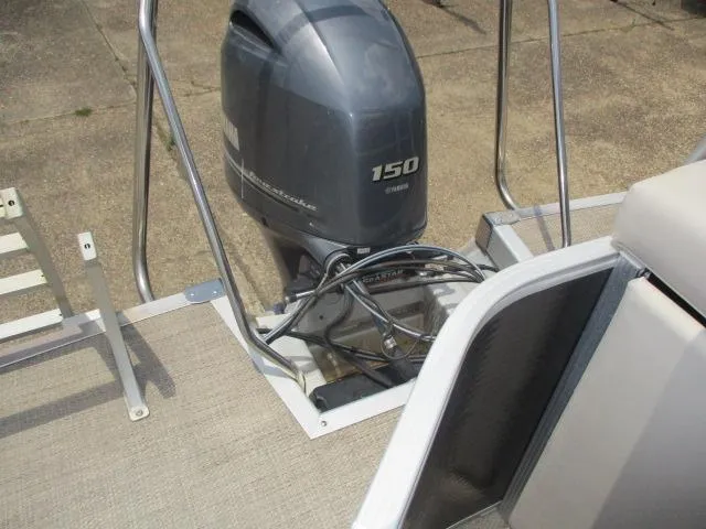 Slide: The Image of 2018 Bennington 22SLXP boat with Yamaha 150 outboard motor, rear view. - 4