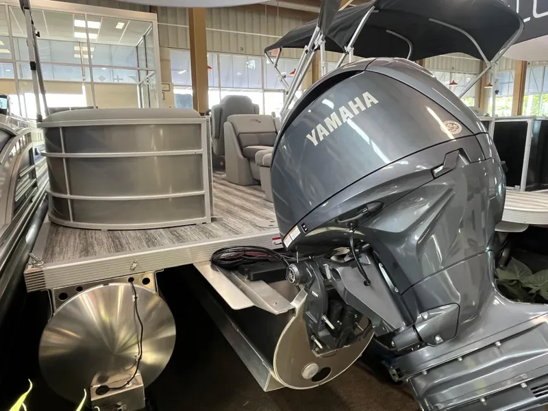 Slide: The Image of 2025 Bennington 22SXSRC pontoon boat with Yamaha outboard motor in showroom. - 9