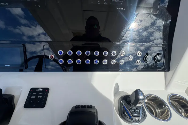 Slide: The Image of Edgewater 280CC 2022 - 10