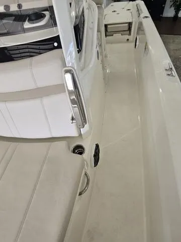 Slide: The Image of Boston Whaler 250 Dauntless 2025 - 3