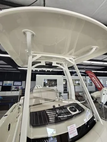 Slide: The Image of Boston Whaler 250 Dauntless 2025 - 4