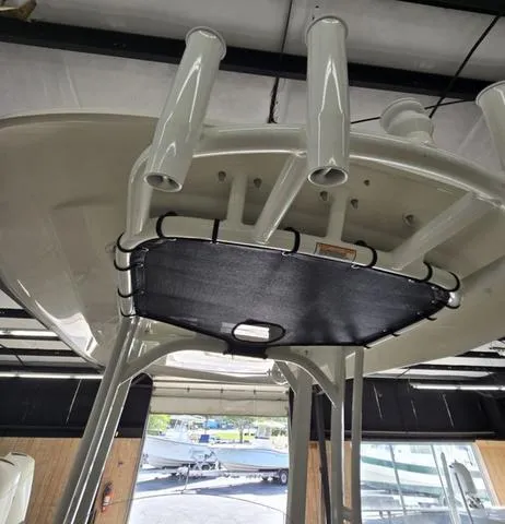 Slide: The Image of Boston Whaler 250 Dauntless 2025 - 5