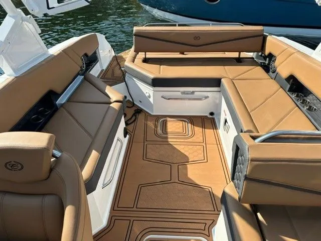 Slide: The Image of Cobalt R8 Surf 2025 - 10