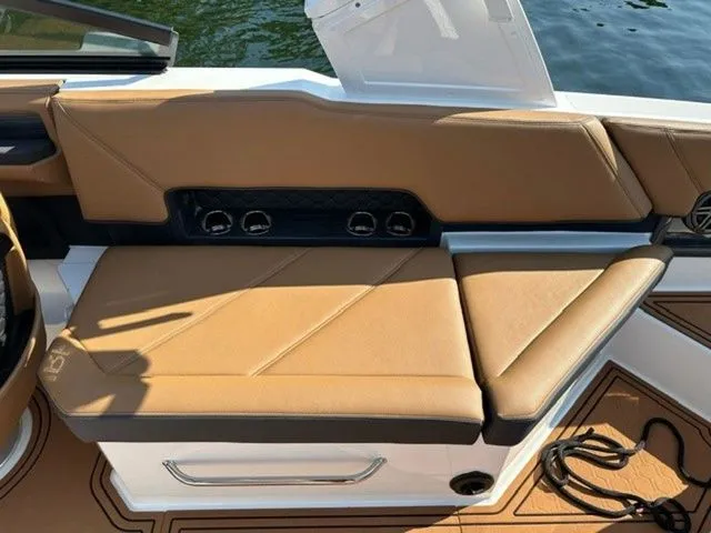 Slide: The Image of Cobalt R8 Surf 2025 - 14