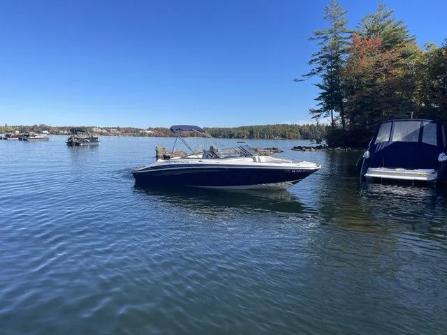 Slide: The Image of Four Winns H220 2011 - 3