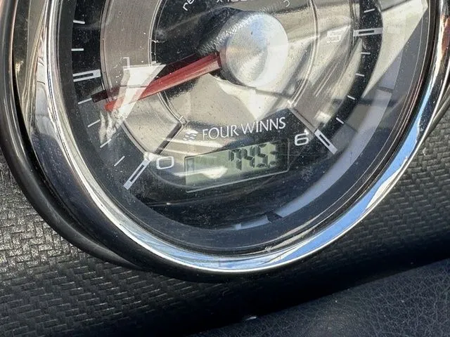 Slide: The Image of Four Winns H220 2011 - 9