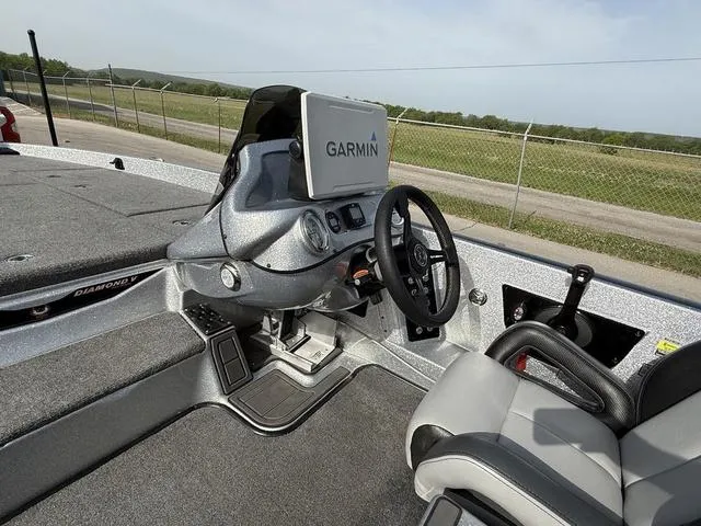 Slide: The Image of Phoenix Bass Boat 20 XE 2024 - 13