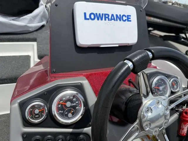 Slide: The Image of Dashboard of 2019 Ranger Z175 boat with Lowrance GPS and gauges. - 16