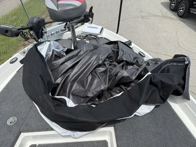 Slide: The Image of 2019 Ranger Z175 boat deck with a folded black cover and fishing seat. - 24