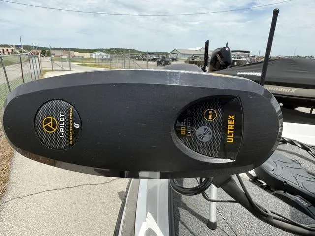 Slide: The Image of 2019 Ranger Z175 boat with i-Pilot Ultrex trolling motor control panel. - 8
