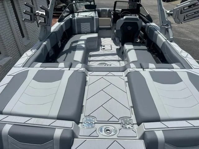 Slide: The Image of Malibu Wakesetter LSV 23 LSV 2025 - 7