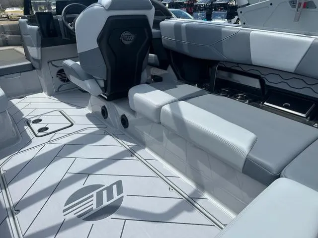 Slide: The Image of Malibu Wakesetter LSV 23 LSV 2025 - 9
