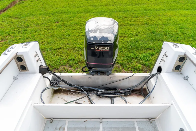 Slide: The Image of 1986 Aquasport 250 Express Fisherman boat with V250 engine, viewed from the rear. - 17