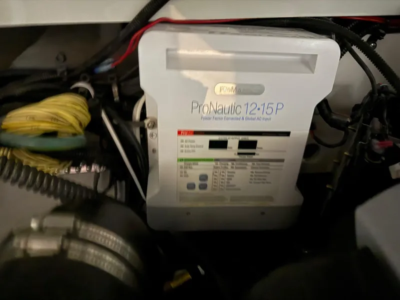 Slide: The Image of Crownline Boats CR Series 270 CR 2025 - 11