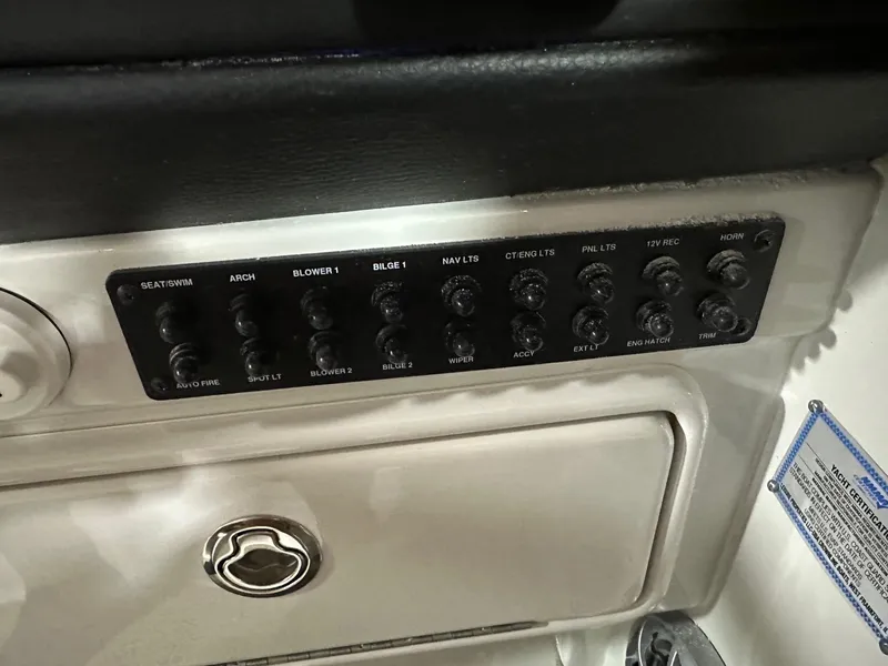 Slide: The Image of Crownline Boats CR Series 270 CR 2025 - 15