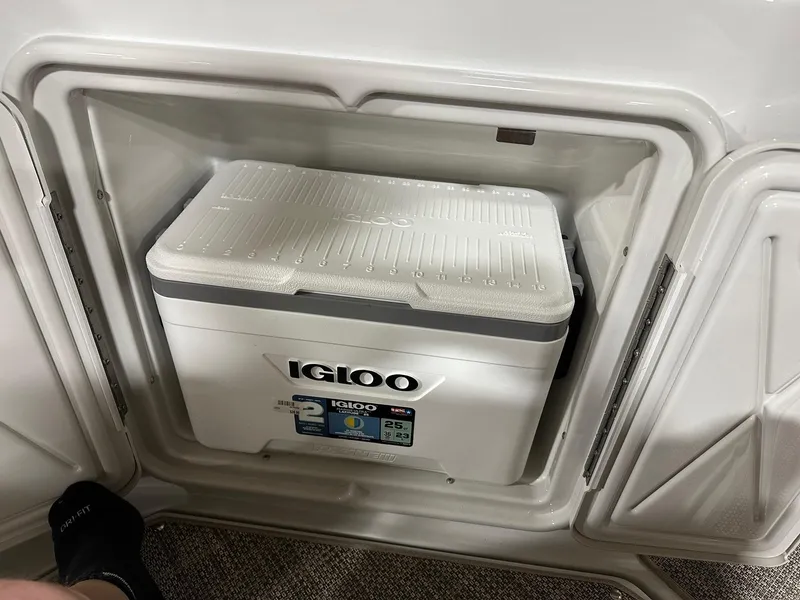 Slide: The Image of Crownline Boats CR Series 270 CR 2025 - 18