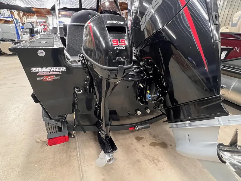 Slide: The Image of 2023 Tracker TARGA V-19 WT TE boat with Mercury 9.9 Pro Kicker engine. - 21