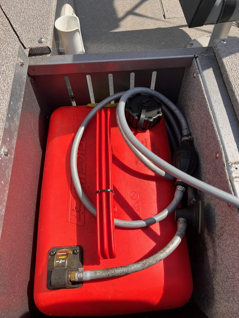 Slide: The Image of Red fuel tank in 2016 Crestliner 1650 Discovery Side Console boat. - 15